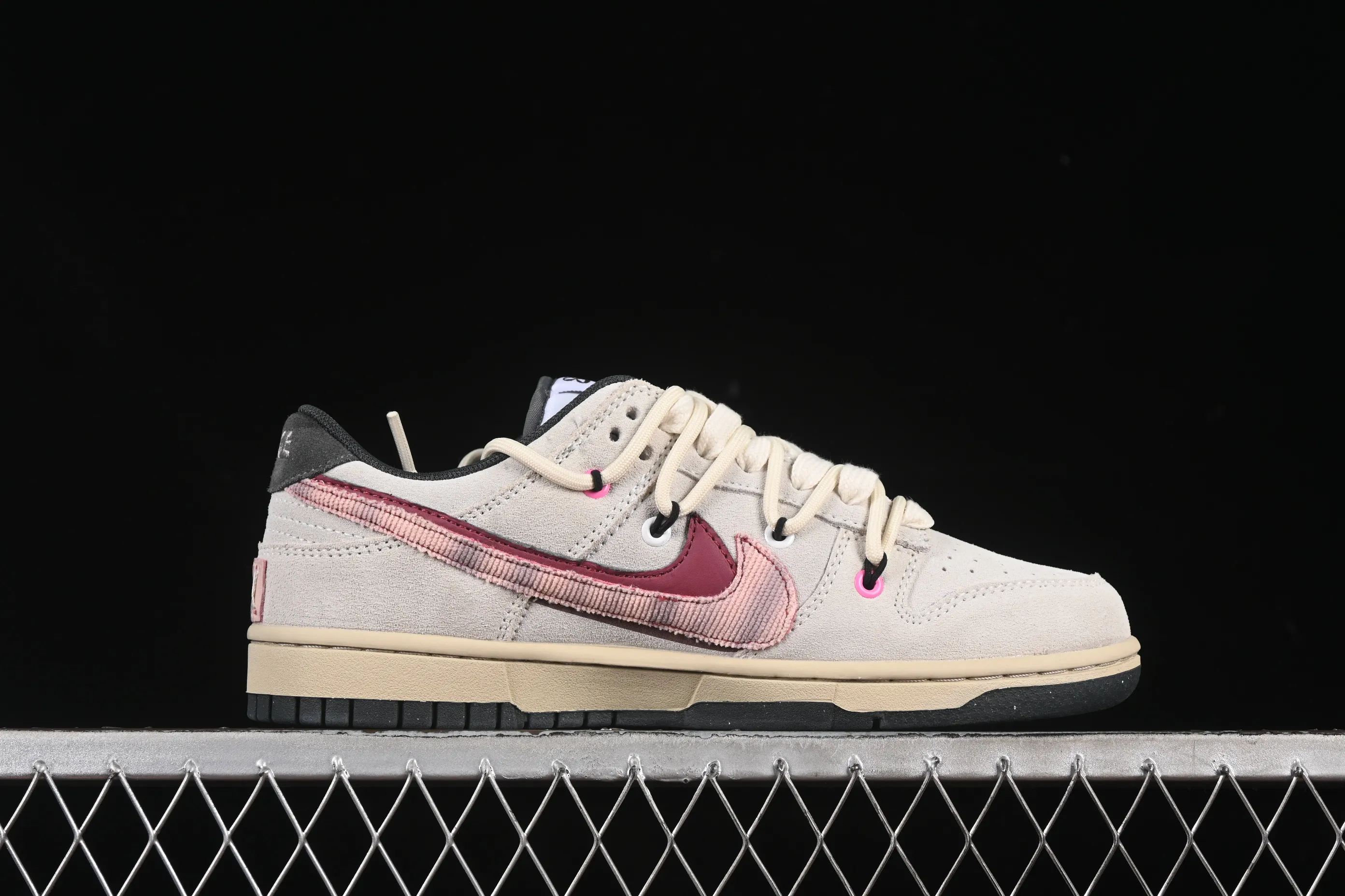 All Categories Nk SB Dunk Series Nk SB Dunk Low Low-top sneakers Nike Dunk Low Panda Prank Film Love Letter Rice Noodle Love Language Low-top casual sneakers HV1800-101